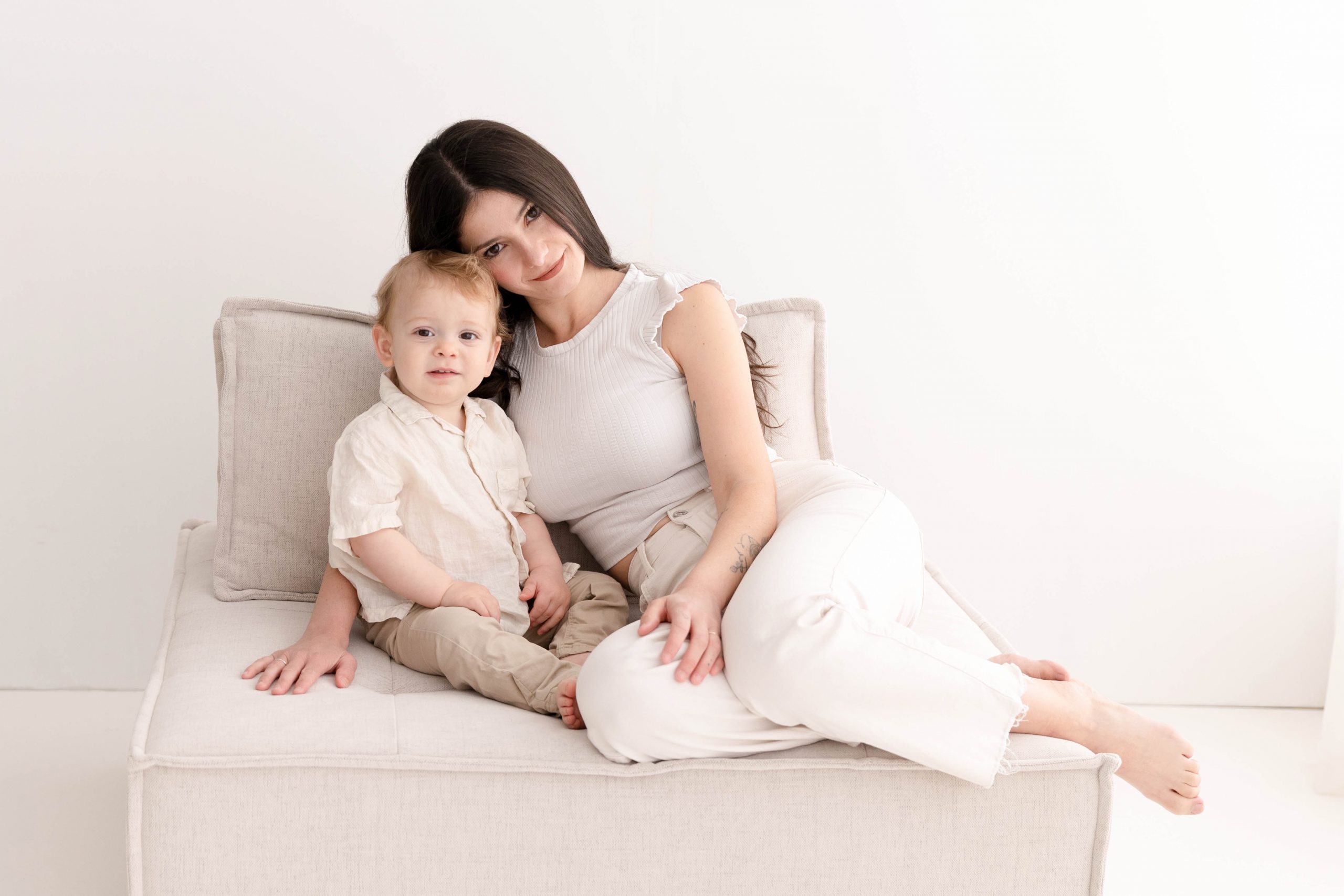 madre con bebé en brazoa sesión Día de la Madre Manresa Bages